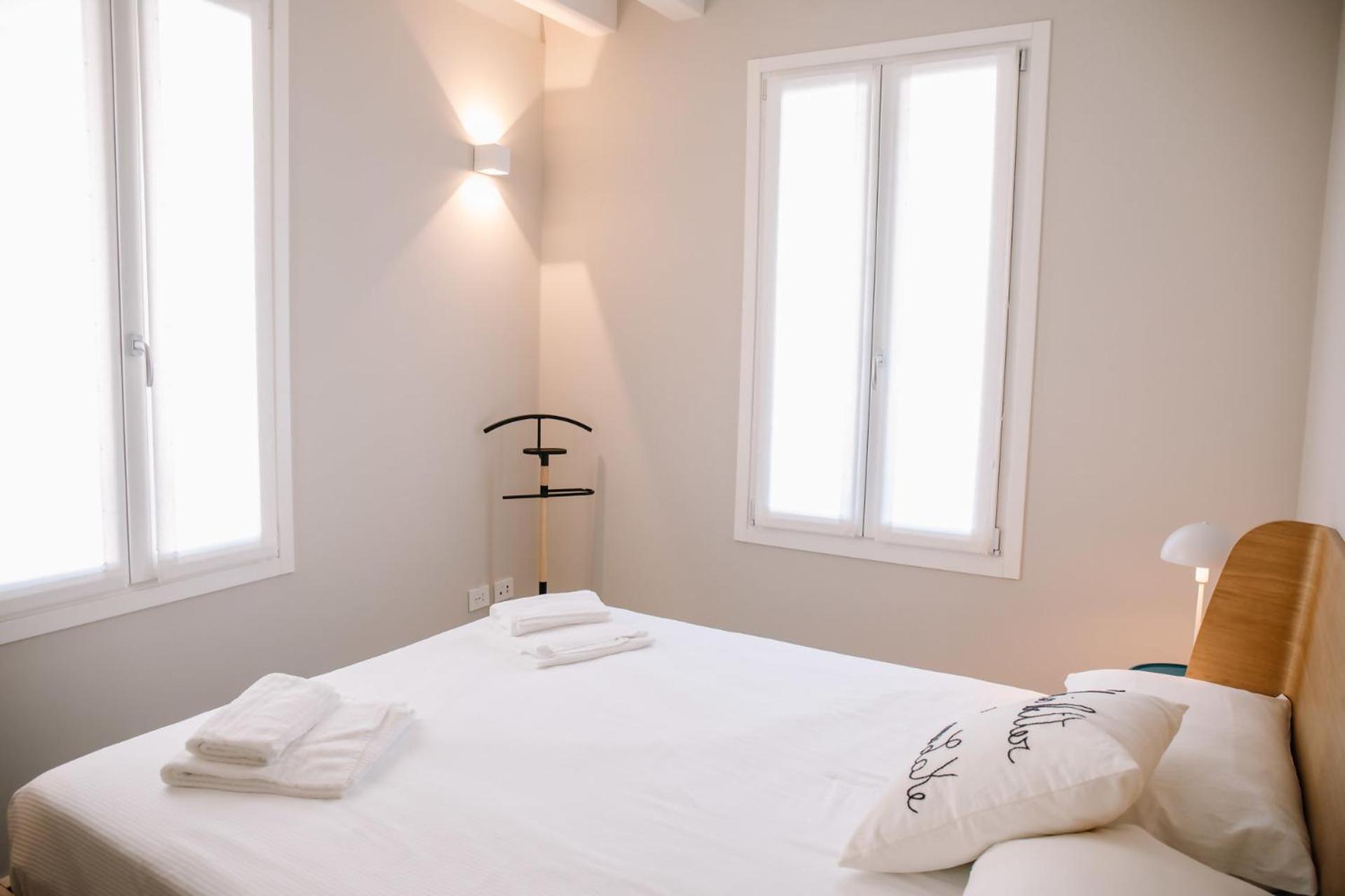 Elegant Beige Apartment - 5 Minutes From The Lake Como Exterior photo