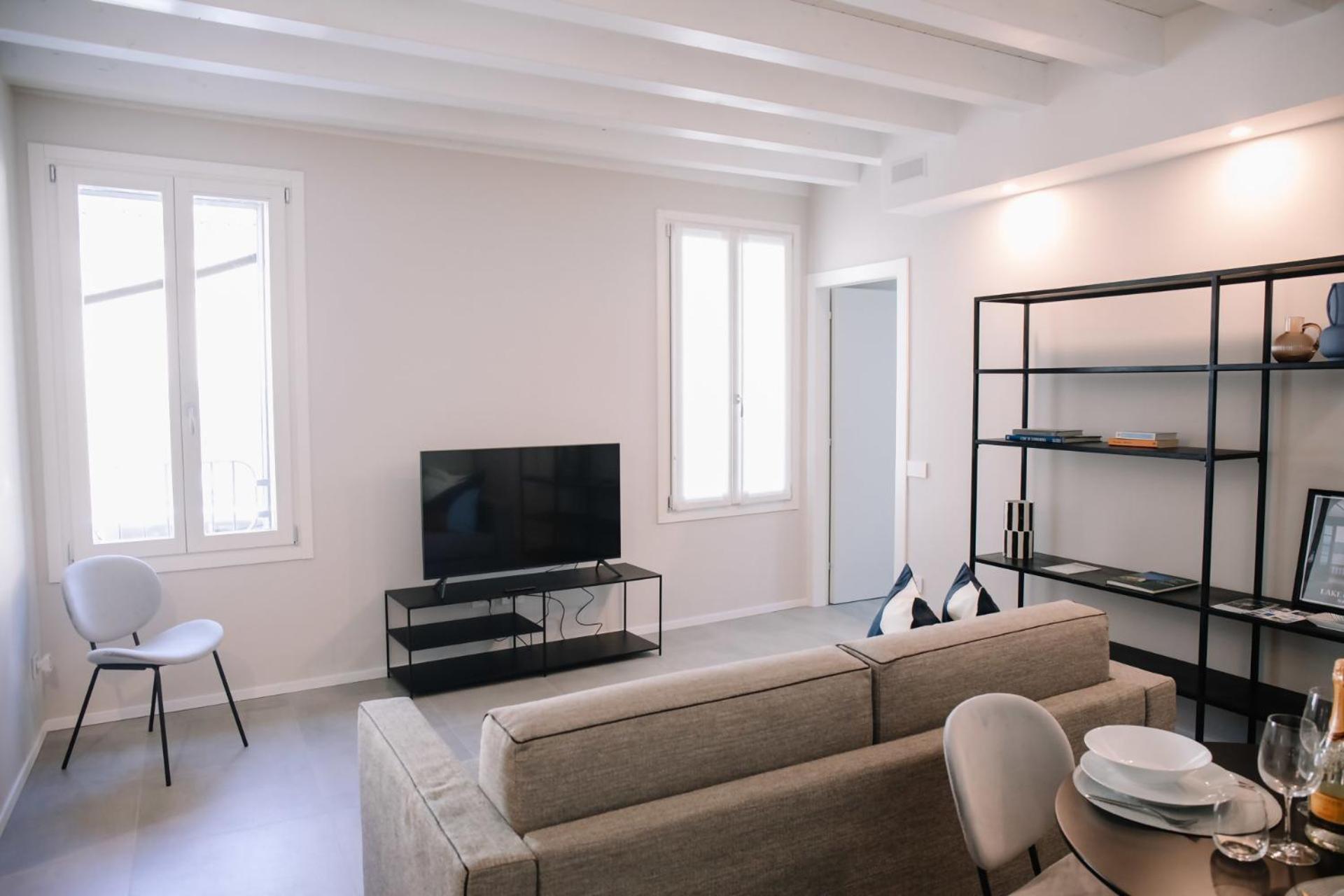 Elegant Beige Apartment - 5 Minutes From The Lake Como Exterior photo