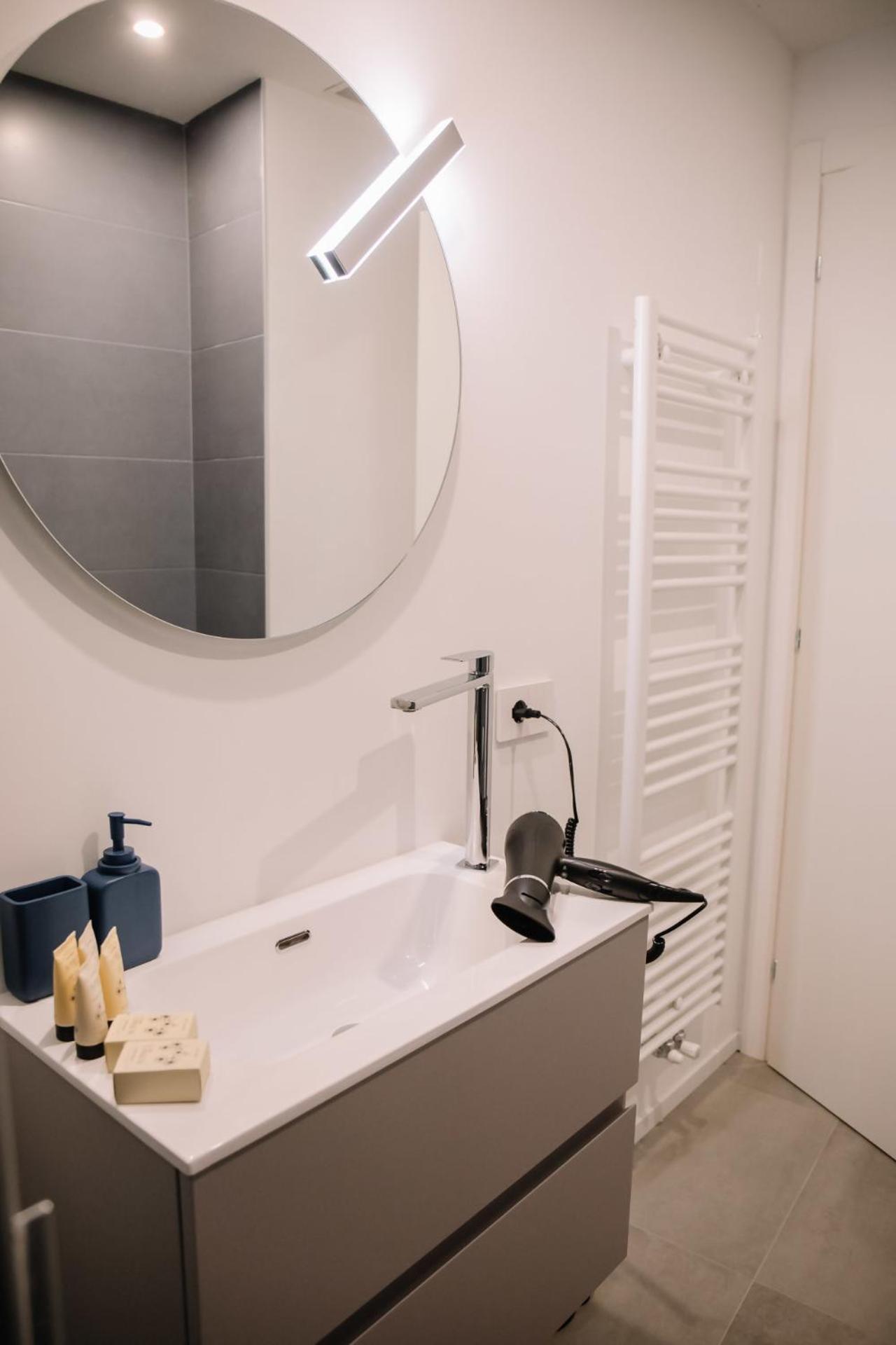 Elegant Beige Apartment - 5 Minutes From The Lake Como Exterior photo
